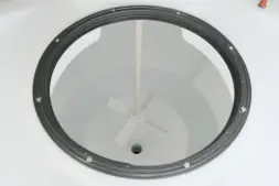 Емкость ЦКТ 3000 л с патрубком 90мм белая в обрешетке с лестницей