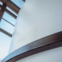 Емкость ЦКТ 5000 л с патрубком 90мм с фланцем под плотность до 1,5 г/см3 белая в обрешетке с лестницей