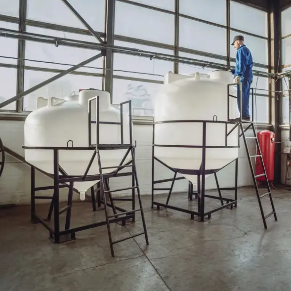 Емкость ЦКТ 3000 л с патрубком 90мм с фланцем белая в обрешетке с лестницей