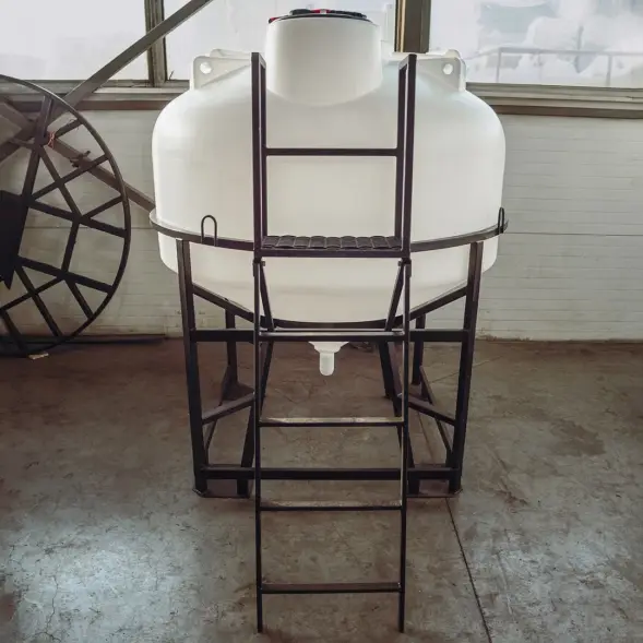 Емкость ЦКТ 3000 л с патрубком 90мм с фланцем белая в обрешетке с лестницей