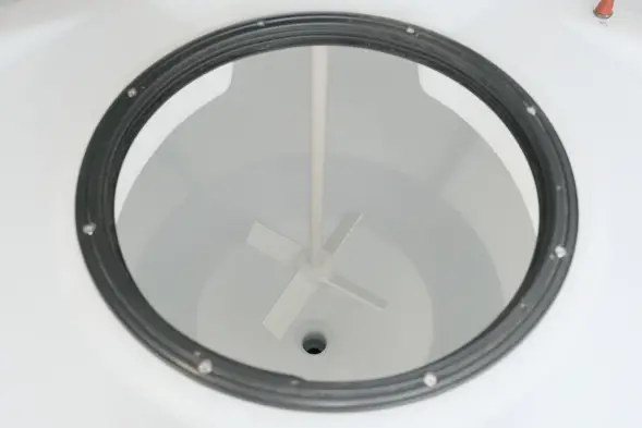 Емкость ЦКТ 3000 л с патрубком 90мм с фланцем под плотность до 1,5 г/см3 белая в обрешетке с лестницей