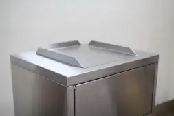 Мусорная урна Мега-3, 510х610х1310 мм, покраска по RAL, с емкостью 120 л