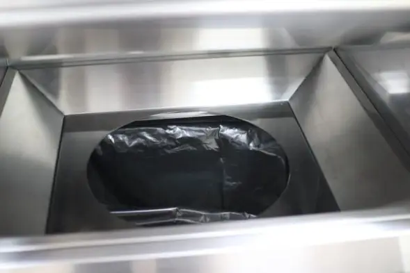 Мусорная урна Мега-3, 510х610х1310 мм, покраска по RAL, с емкостью 120 л