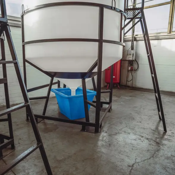 Емкость ЦКТ 5000 л с патрубком 110мм белая в обрешетке с лестницей