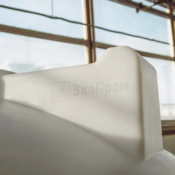 Емкость ЦКТ 5000 л с патрубком 110мм белая в обрешетке с лестницей