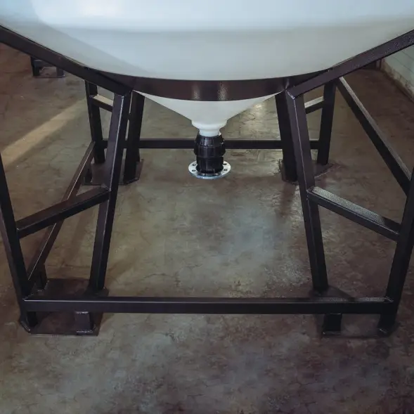 Емкость ЦКТ 5000 л с патрубком 110мм с фланцем под плотность до 1,2 г/см3 белая в обрешетке с лестницей