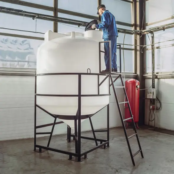 Емкость ЦКТ 5000 л с патрубком 110мм с фланцем под плотность до 1,2 г/см3 белая в обрешетке с лестницей