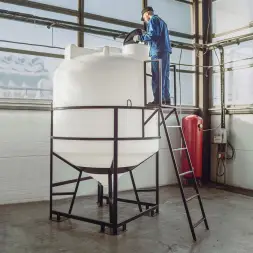 Емкость ЦКТ 5000 л с патрубком 160мм с фланцем под плотность до 1,5 г/см3 белая в обрешетке с лестницей