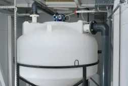 Емкость ЦКТ 3000 л с патрубком 90мм с фланцем под плотность до 1,2 г/см³ белая в обрешетке