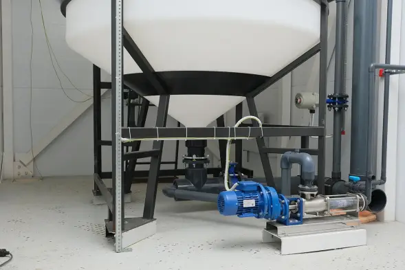 Емкость ЦКТ 3000 л с патрубком 90мм с фланцем белая