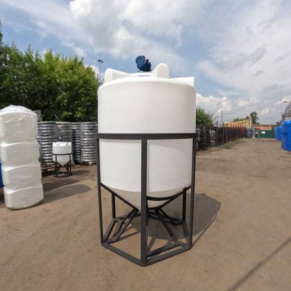 Емкость K 2000 литров с лопастной мешалкой