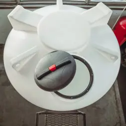 Емкость ЦКТ 5000 л с патрубком 110мм с фланцем в обрешетке с лестницей