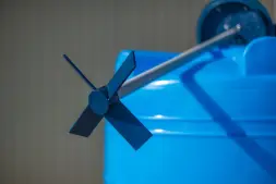 Емкость T 500 синий с лопастной мешалкой