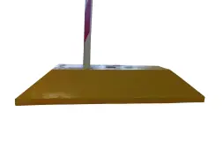 Делиниатор дорожный резиновый ДДР-610 (сепаратор) со столбиком сигнальным с белыми светоотражающими полосами и светофильтром (красные полосы)