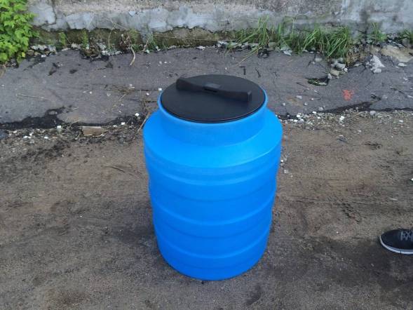 Бочка (емкость) пластиковая вертикальная с крышкой, 100 л, черный [TV100S1]