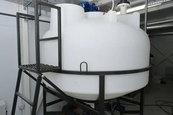 Емкость ЦКТ 3000 л с патрубком 160мм с фланцем под плотность до 1,2 г/см3 белая в обрешетке с лестницей