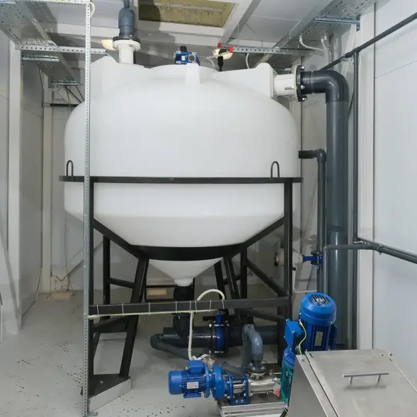 Емкость ЦКТ 3000 л с патрубком 160мм с фланцем под плотность до 1,5 г/см3 белая в обрешетке с лестницей