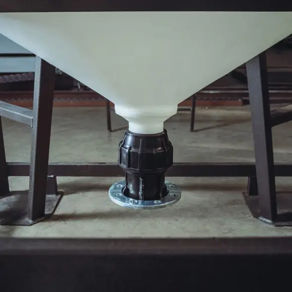 Емкость ЦКТ 3000 л с патрубком 90мм под плотность до 1,5 г/см3 белая в обрешетке с лестницей