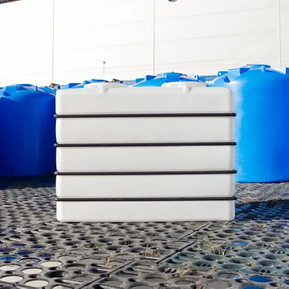 Емкость K 3000л белая в обрешетке