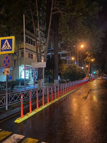 Делиниатор дорожный резиновый ДДР-610 со столбиком сигнальным упругим 650 мм