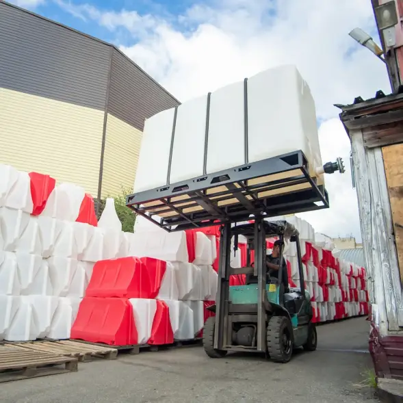 Емкость KR 4000л белая с откидной крышкой в обрешетке (полный слив)