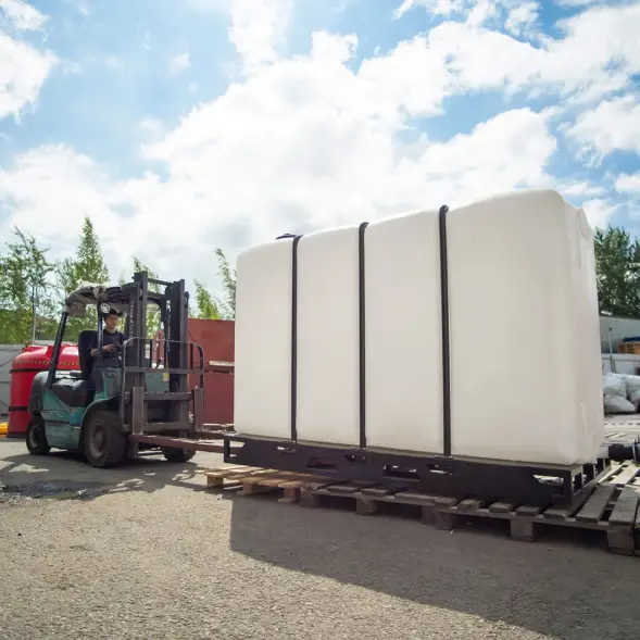 Емкость KR 4000л белая с откидной крышкой в обрешетке (полный слив)