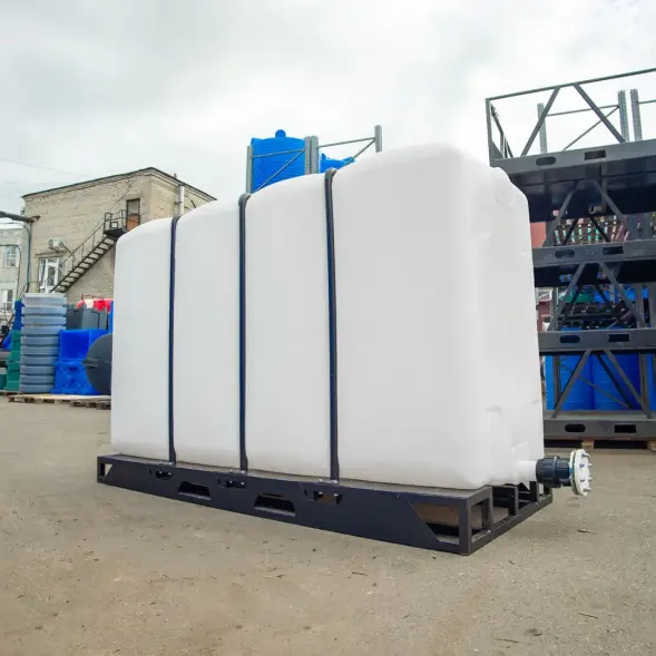 Емкость KR 4000л белая с откидной крышкой в обрешетке (полный слив)