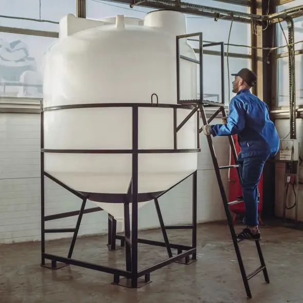 Емкость ЦКТ 5000 л с патрубком 90мм под плотность до 1,2 г/см3 белая в обрешетке с лестницей